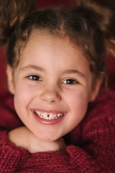 Retrato Uma Menina Sorridente Camisola Vermelha — Fotografia de Stock
