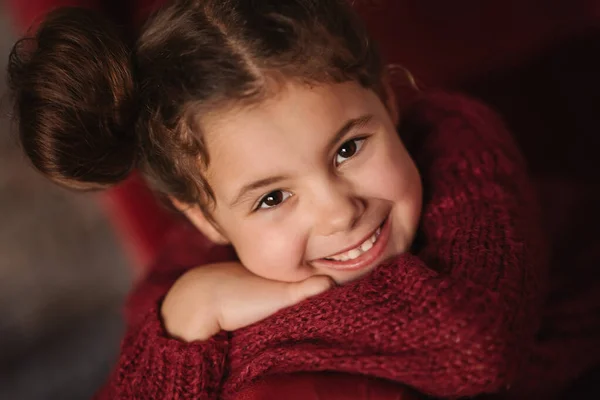 Портрет Усміхненої Дівчинки Червоному Светрі — стокове фото