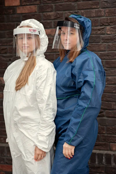 两名年轻妇女在脸上戴着防护罩 医用屏风或塑料护盾 以保护科维德19型病毒 — 图库照片