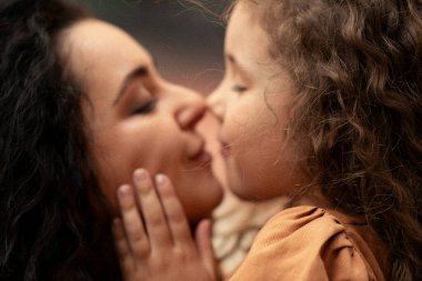 Genç anne ve tatlı kızının yakın çekimi.