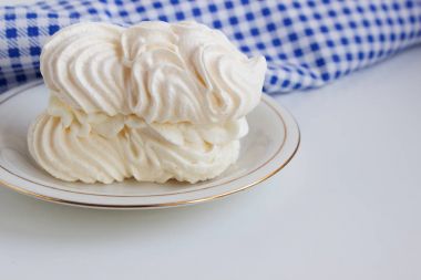 Beyaz tabakta beze pasta 