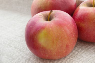 Kırmızı elma yalan üzerine doğal bir masa örtüsü