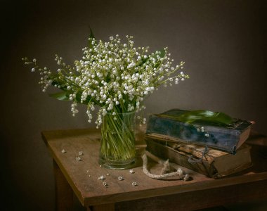 Vadideki zambak ve kitaplar ile natürmort. Vintage.