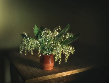 Vadideki zambak ile natürmort. Vintage.