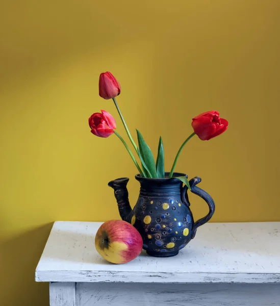 Martwa Natura Kwiatami Jabłko Tulipany Vintage — Zdjęcie stockowe