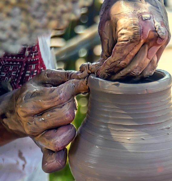 Artesano Crea Producto Cerámico Sobre Una Rueda Cerámica Las Manos —  Fotos de Stock