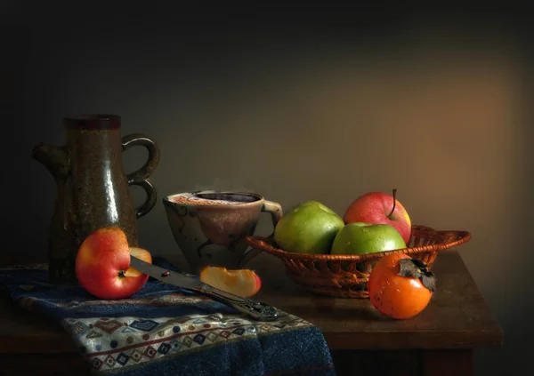 还有苹果 鳗鱼和一杯咖啡 有一个咖啡壶 一个苹果是切的 刀上有一块苹果做的石头 — 图库照片