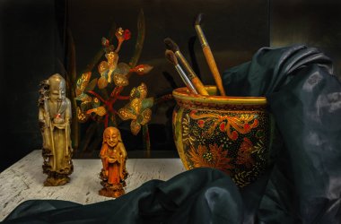 Oniks 'ten oyulmuş figürlerle dolu bir hayat. Eski model. Retro.