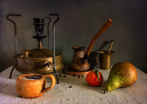 静谧的生活与一杯芬芳的咖啡在一个古老的普里默斯炉的水壶中酿造 附近躺着一只梨子和甘露 — 图库照片