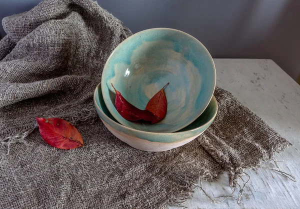 Stillleben Mit Keramikschalen Und Herbstblättern Auf Kletten Vintage Minimalismus — Stockfoto