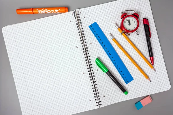 Crayons Stylo Règle Reposent Sur Carnet Ouvert Réveil Rappelle Temps — Photo