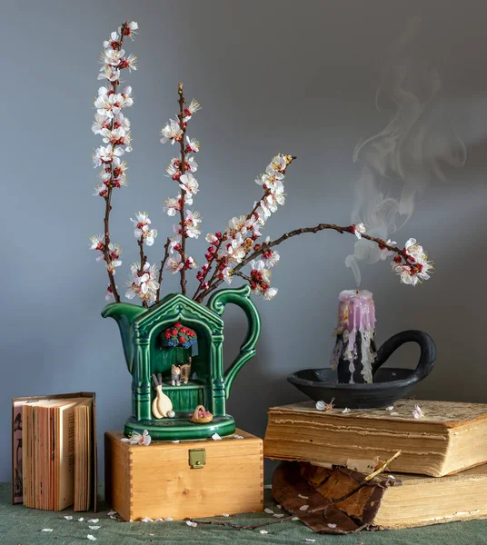 Stillleben Mit Blühenden Aprikosenzweigen Büchern Und Einer Erloschenen Kerze Jahrgang — Stockfoto