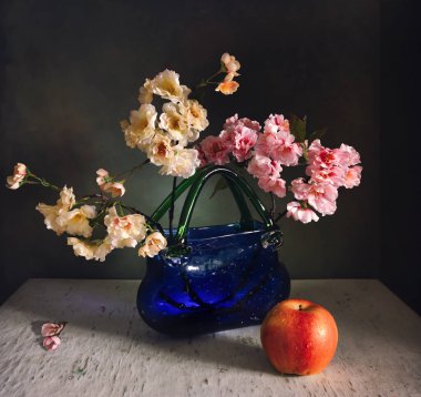 Bir buket çiçek açan sakura ve elmayla hayat. Eski.