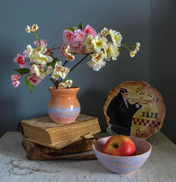 Stillleben Mit Blühendem Sakura Und Apfel Vintage Innenraum — Stockfoto