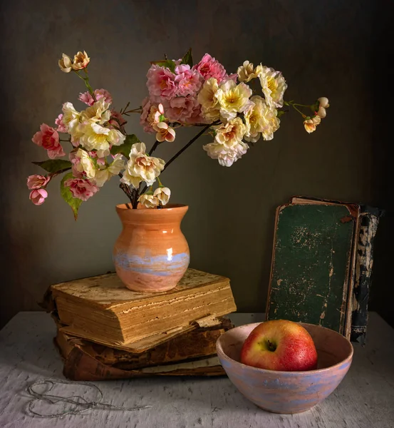 Stillleben Mit Blühendem Sakura Und Apfel Vintage Innenraum — Stockfoto