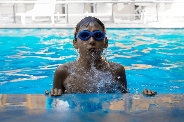 Bambino nuota in piscina, concetto di stile di vita sano — Foto Stock