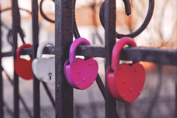 Un lucchetto fissato sulla ringhiera del ponte come simbolo di amore eterno. vecchia tradizione al matrimonio . — Foto Stock