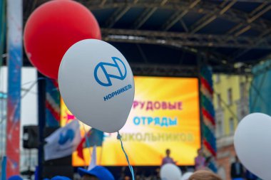 Norilsk, Rusya - 12 Haziran 2017: Sahnenin üzerinde Norilsk Nikel logosu olan güzel bir balon.