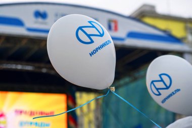 Norilsk, Rusya - 12 Haziran 2017: Sahnenin üzerinde Norilsk Nikel logosu olan güzel bir balon.
