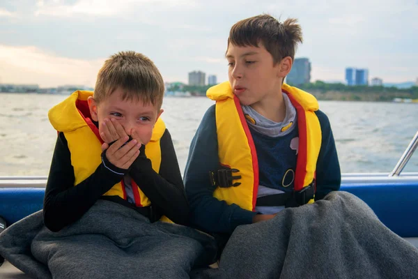 Αγόρι πάσχει από ναυτία στο σκάφος, κλείνει το στόμα του με τα χέρια του — Φωτογραφία Αρχείου