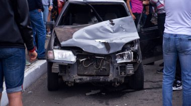 Çarpışan bir arabanın yakın çekim detayları. trafik kazası