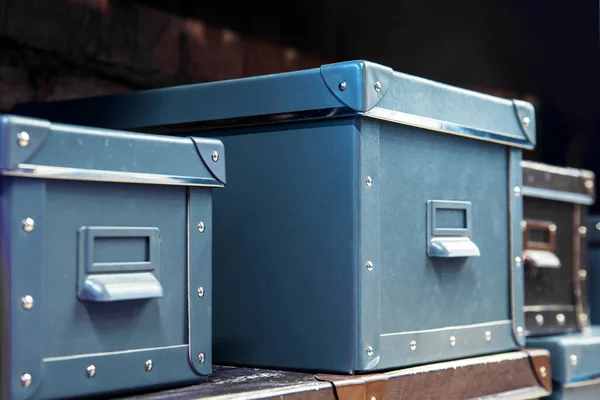 Красивые старые синие и коричневые коробки - ретро стиль — стоковое фото