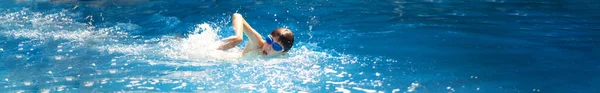 Panoráma Kép Egy Úszó Sportoló Mászás — Stock Fotó