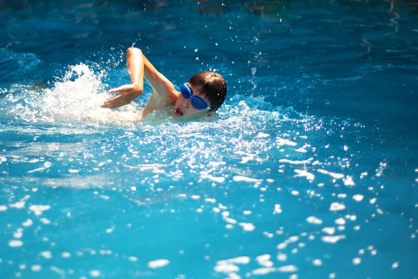 Een Jonge Atletische Jongen Zwemmen Een Overdekt Zwembad — Stockfoto