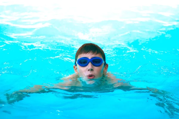 Teen boy swims in the pool. Healthy lifestyle concept. Close-up. — Stock Photo, Image