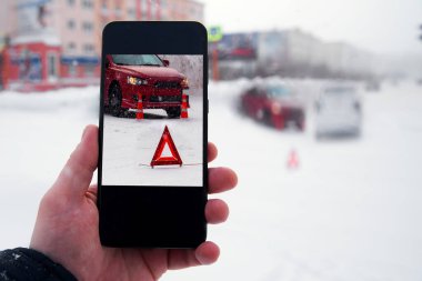 Akıllı telefonu kapat ve araba kazasının fotoğrafını çek.