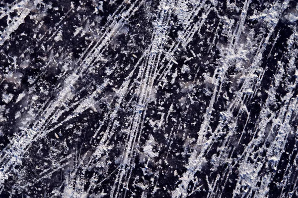 Superfície riscada de textura de gelo escuro. Fundo abstrato. Textura monocromática. A imagem inclui um efeito os tons preto e branco . — Fotografia de Stock