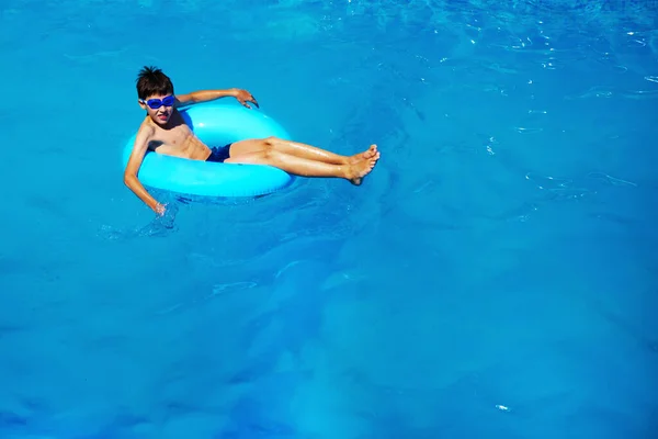 Hermoso Niño Con Anillo Inflable Relajante Piscina Azul —  Fotos de Stock