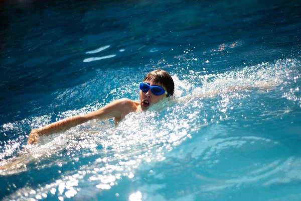 Kleine Jongen Atleet Zwemt Het Zwembad Bij Het Kruipen Het — Stockfoto