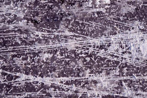 Eisfläche im Freien mit Schnee, gespickt mit Schlittschuhspuren. Abstraktes Eis — Stockfoto