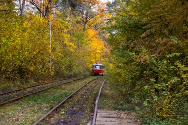 Kırmızı tramvay rayları üzerinde eğrileri