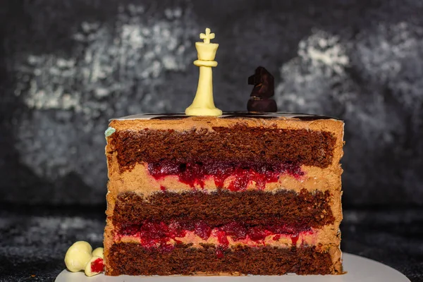 チョコレートビスケットとチェスの駒とブラウンケーキ — ストック写真