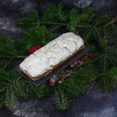 Noel keki, çalınmış, şekerli meyve ve kremalı.