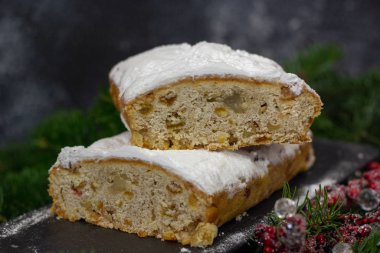 Noel keki, çalınmış, şekerli meyve ve kremalı.