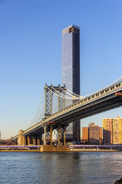 Puente de Manhattan parte media en el día de invierno — Foto de Stock