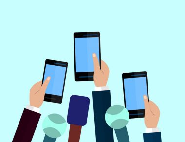 Mikrofonlar ve akıllı telefonlar kümesi. Gazetecilik kavramı, kitle iletişim araçları, Tv, röportaj, Haberler, basın toplantısı kavramı. Mikrofonlar ve muhabir elinde akıllı telefonlar.