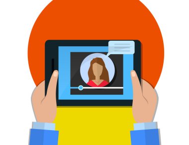 Tablet video oynatıcı ile ekranda, kadın video blogger kavramı holding eller