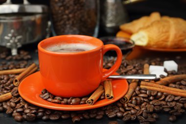 Kahve tahıl turuncu bir kupa ile natürmort