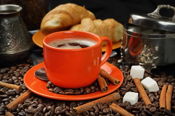 Café nature morte avec une tasse orange — Photo