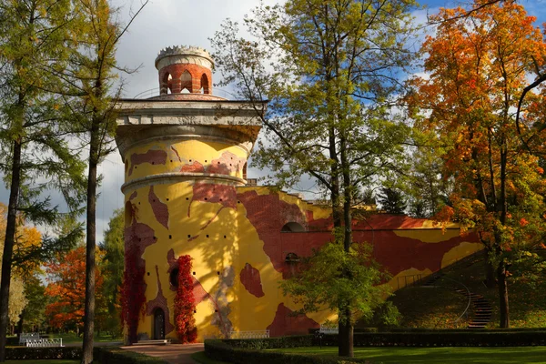 Antigua torre en el parque de otoño — Foto de Stock