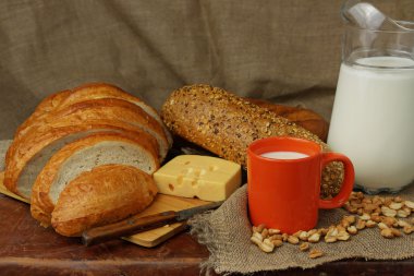 Süt, peynir ve ekmek ile natürmort 