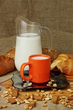 Bir şişe süt ve kruvasan ile natürmort 