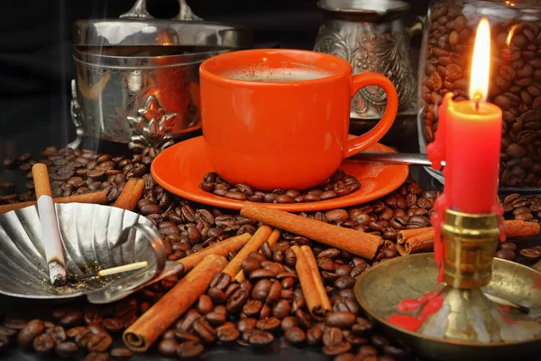 Café nature morte avec une tasse orange, une cigarette et une bougie — Photo