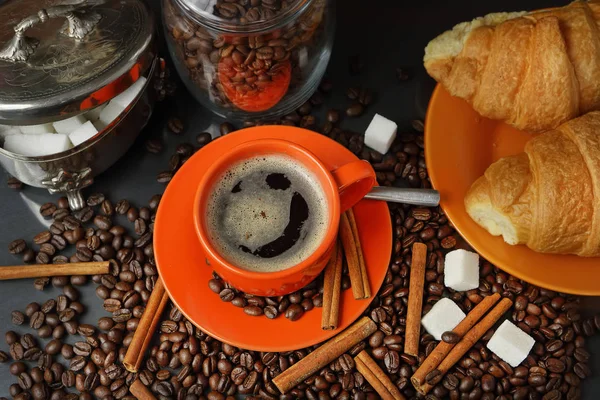 Nature morte avec une tasse orange dans les grains de café — Photo