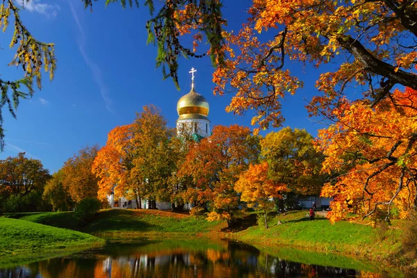 Jesień krajobraz z kościoła — Zdjęcie stockowe