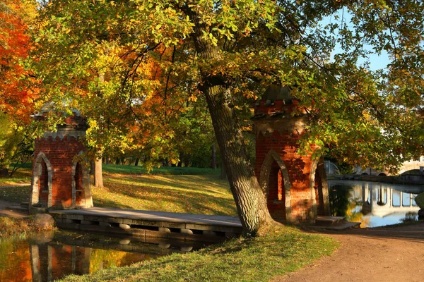 El antiguo puente en el parque de otoño — Foto de Stock